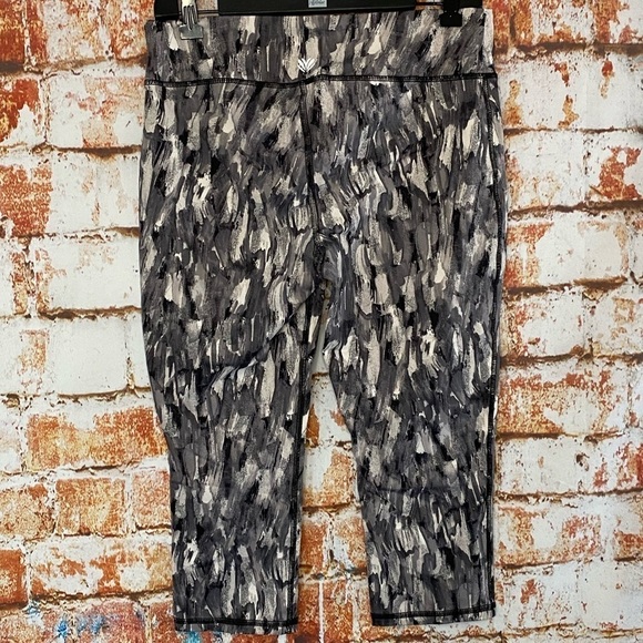 Forever 21 Black Gray Brush Stroke Print Cropped Leggings Capris Yoga Pants L - Picture 3 of 6